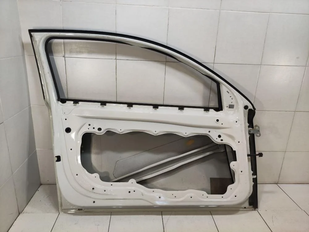Дверь передняя левая Volvo C30 I (2006—2010) - миниатюра 2