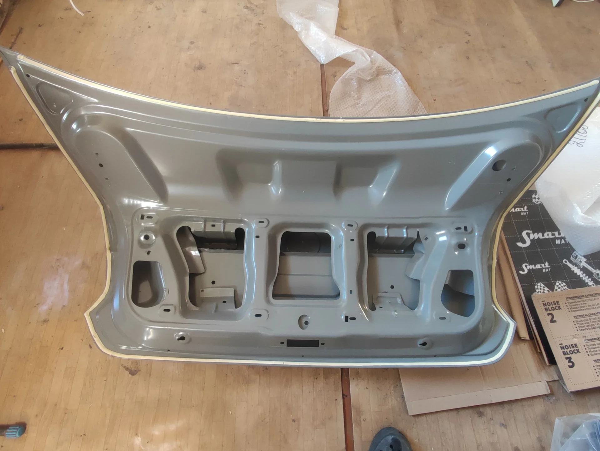 крышка багажника volkswagen polo 5 - миниатюра 2