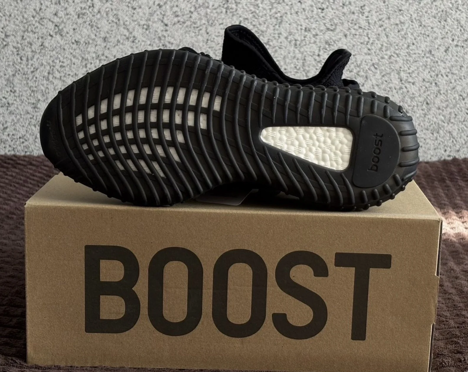 Adidas Yeezy Boost 350 v2 Black Red - миниатюра 2
