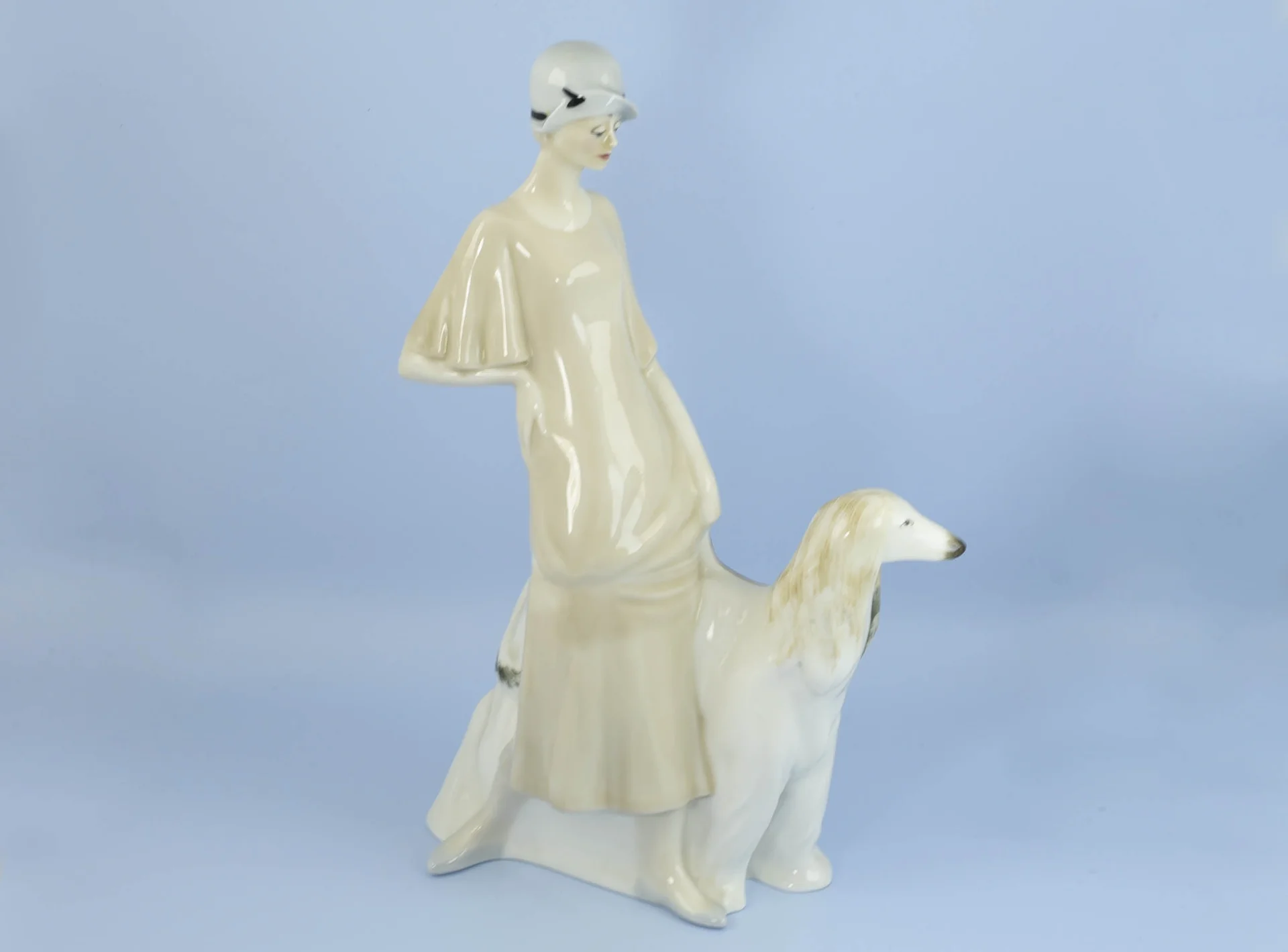ДАМА С СОБАКОЙ фарфор Royal Doulton Англия - миниатюра 3