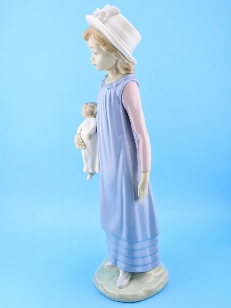 Девочка с куклой фарфор Lladro Испания - миниатюра 2