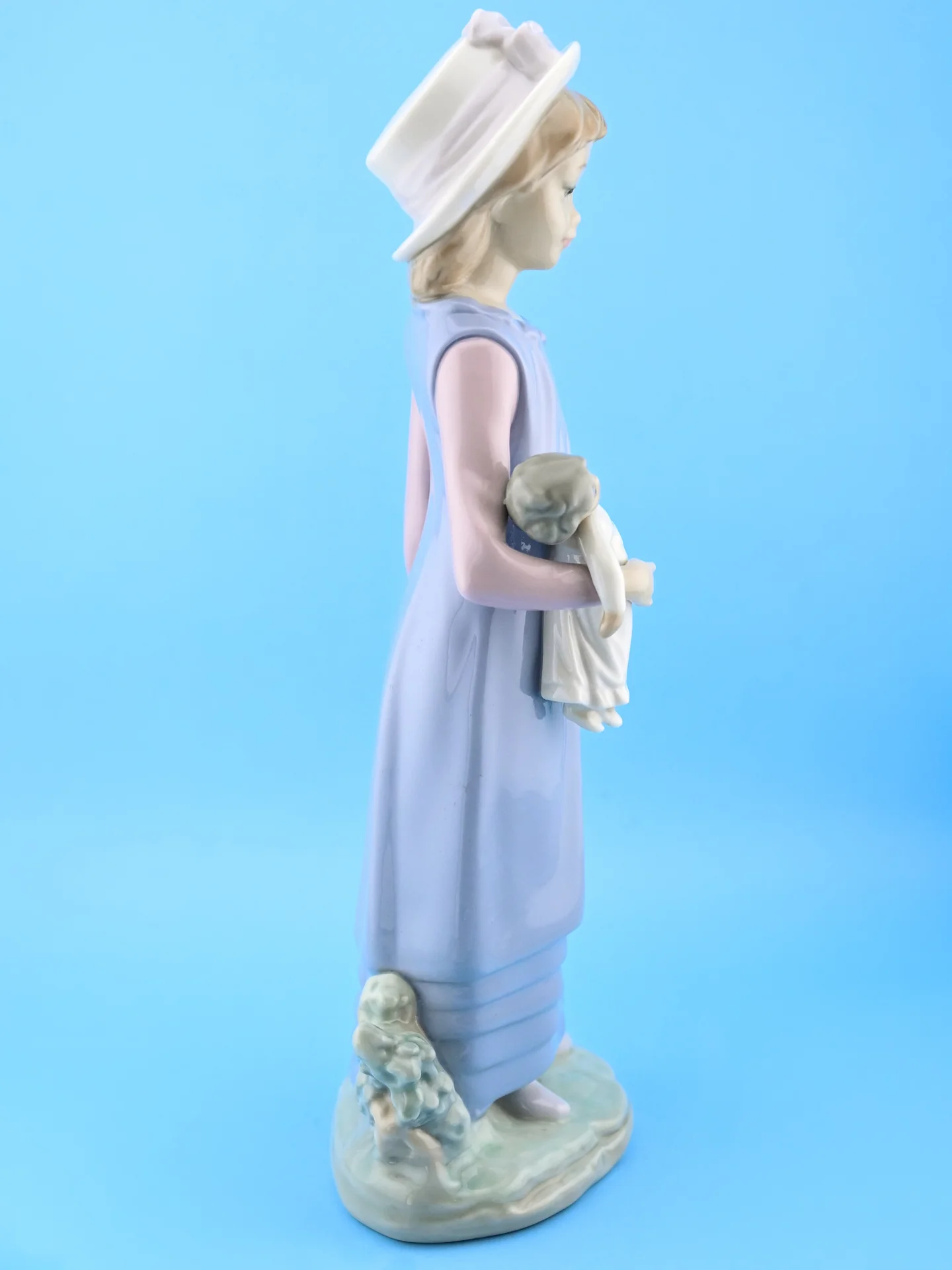 Девочка с куклой фарфор Lladro Испания - миниатюра 3