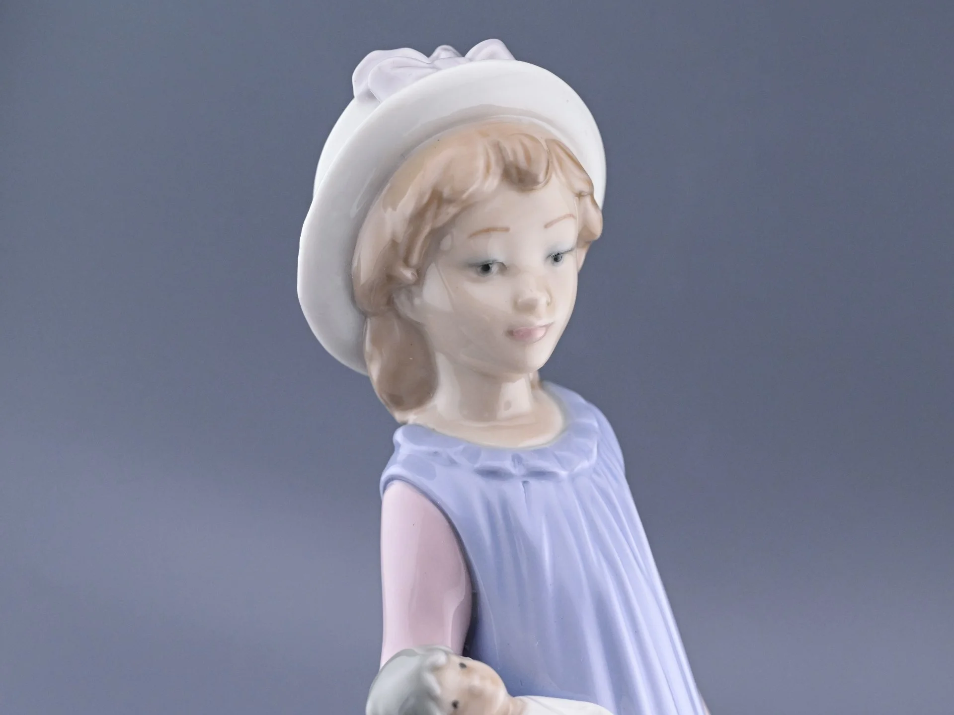 Девочка с куклой фарфор Lladro Испания - миниатюра 5