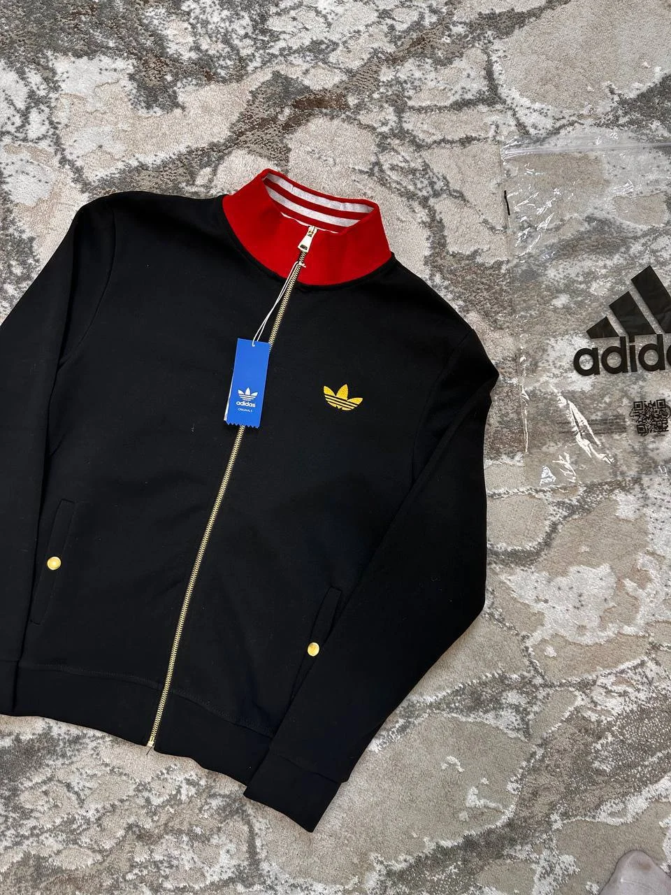 Бомбер ADIDAS ЧЕРНАЯ С КРАСНЫМ НОВАЯ КОЛЛЕКЦИЯ - миниатюра 2