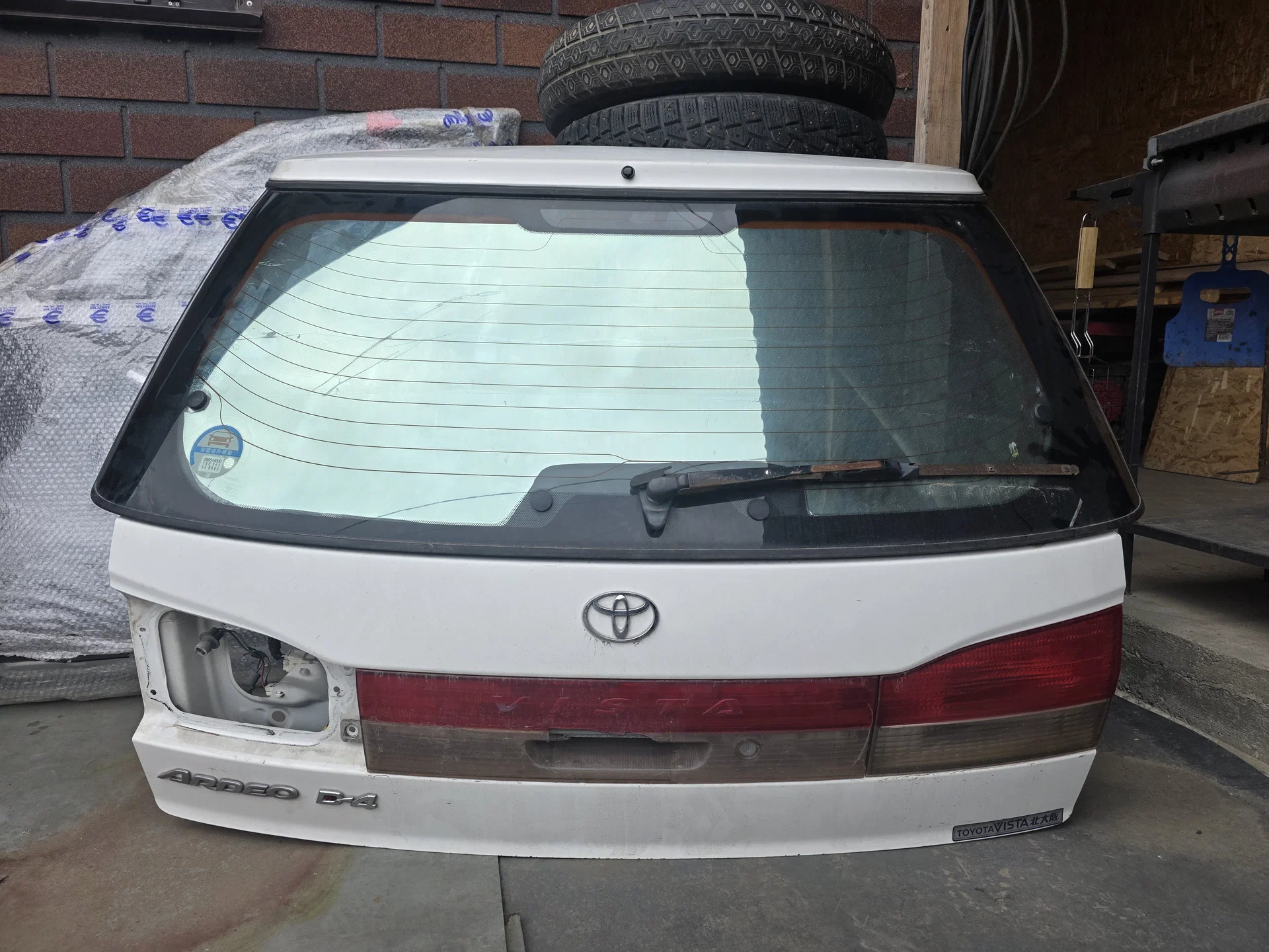 Дверь багажника со стеклом Toyota Vista Ardeo I (1998—2000) - изображение 1