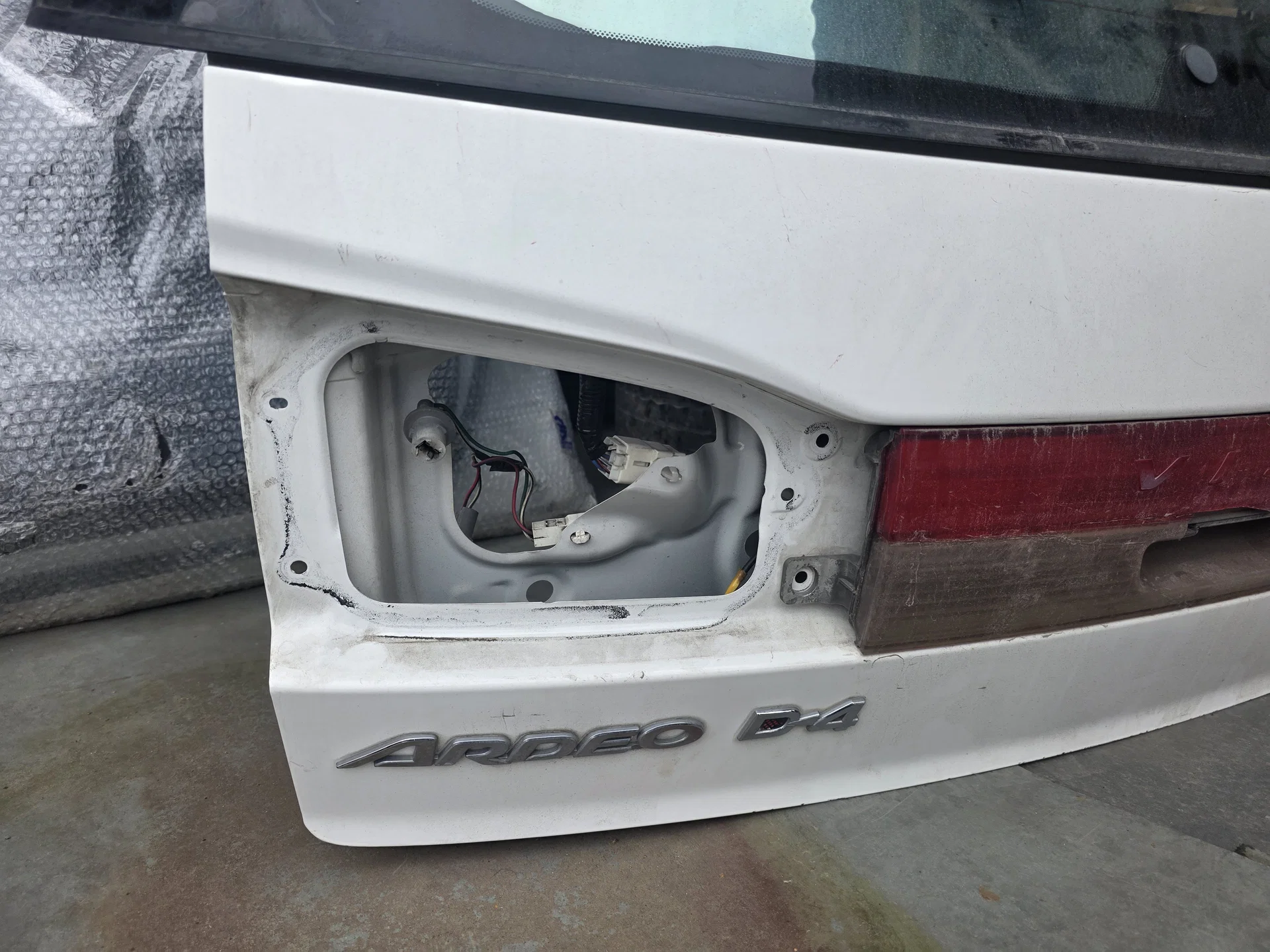 Дверь багажника со стеклом Toyota Vista Ardeo I (1998—2000) - миниатюра 2