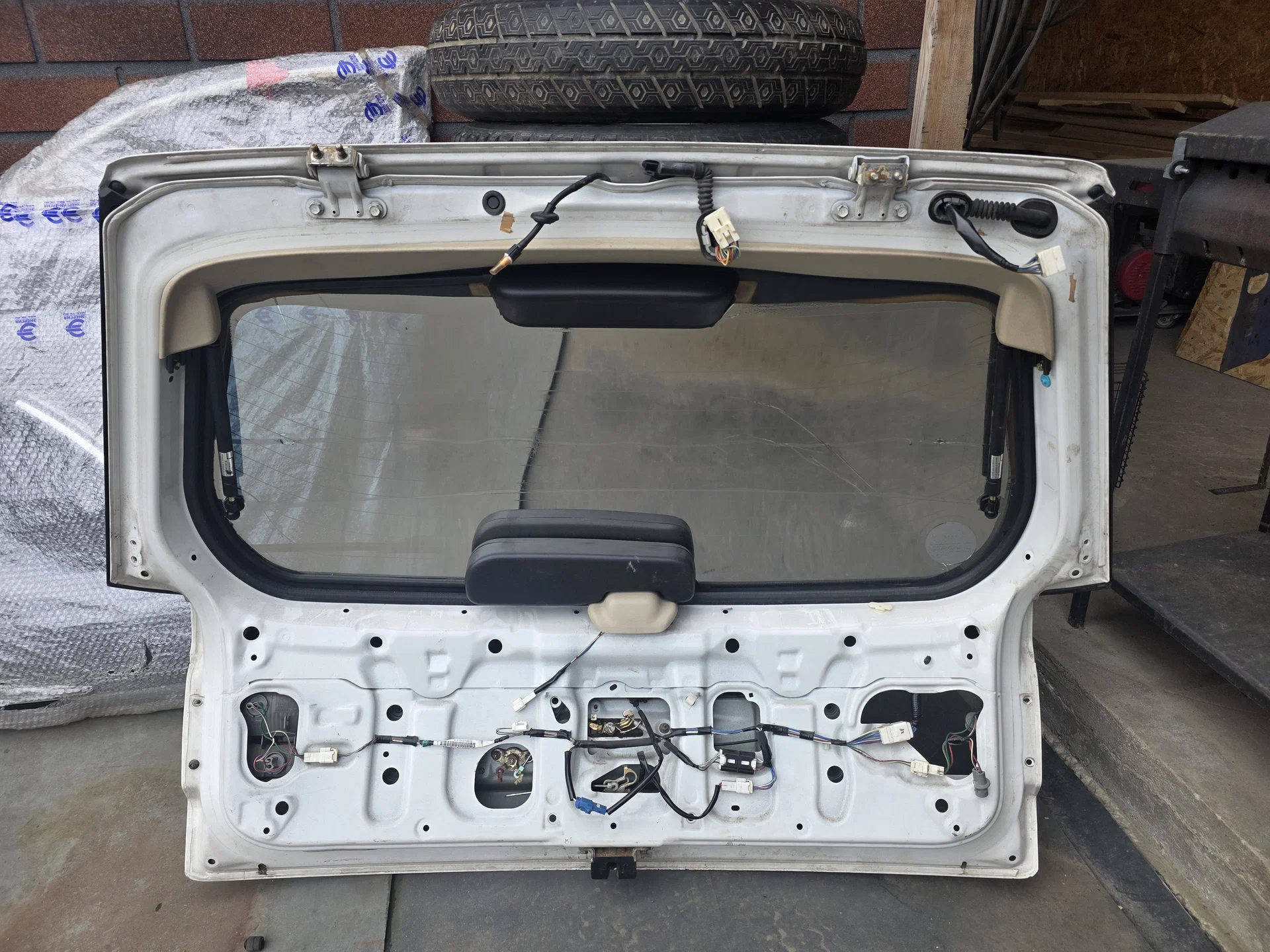 Дверь багажника со стеклом Toyota Vista Ardeo I (1998—2000) - миниатюра 6