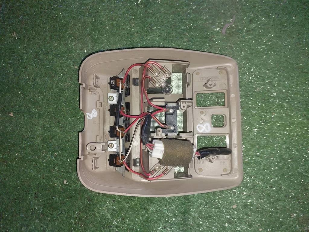 Плафон салонный Toyota Town Ace III (1992—1996) - миниатюра 2