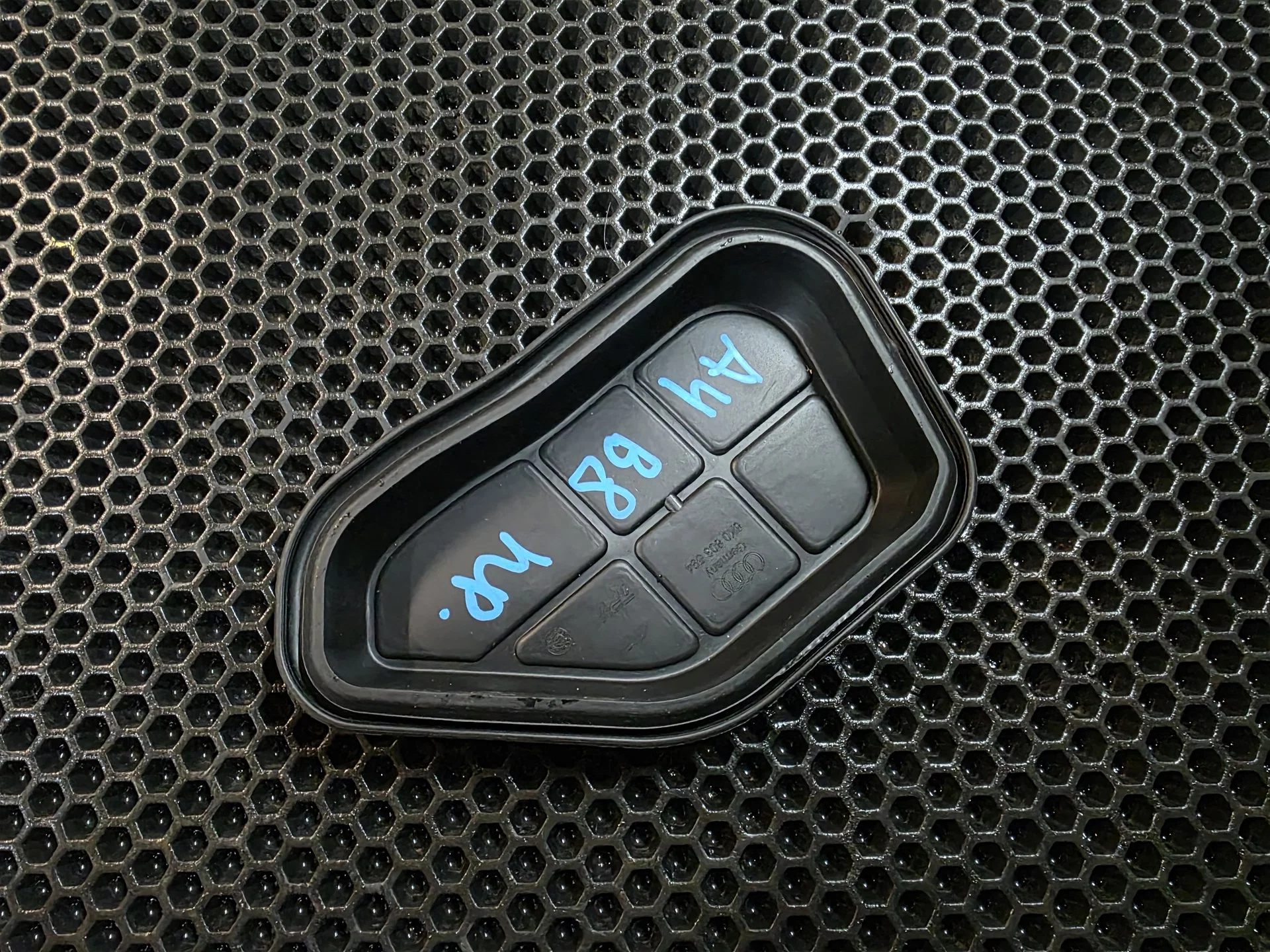Заглушка лонжерона правого Audi A4 B8 (2007—2012) - миниатюра 2