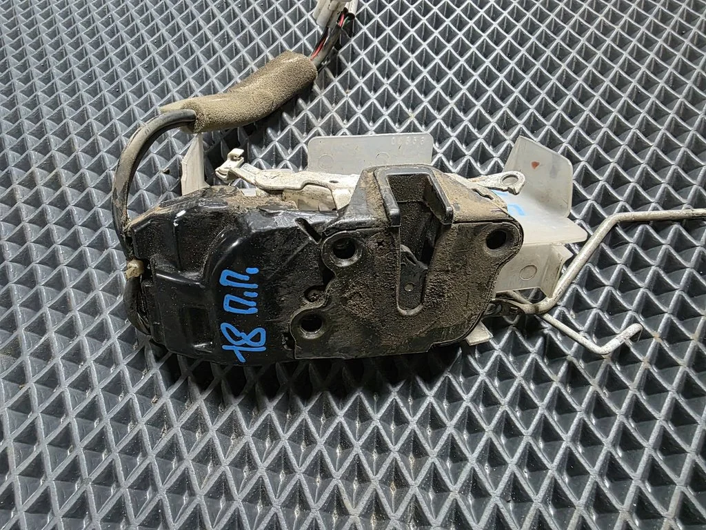 Замок двери передней правой Toyota Camry XV10 (19 - миниатюра 3