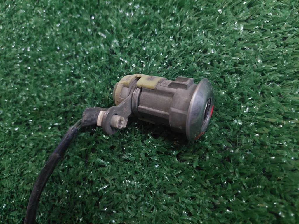 Выключатель концевой Toyota Town Ace III (1992—1996) - миниатюра 2