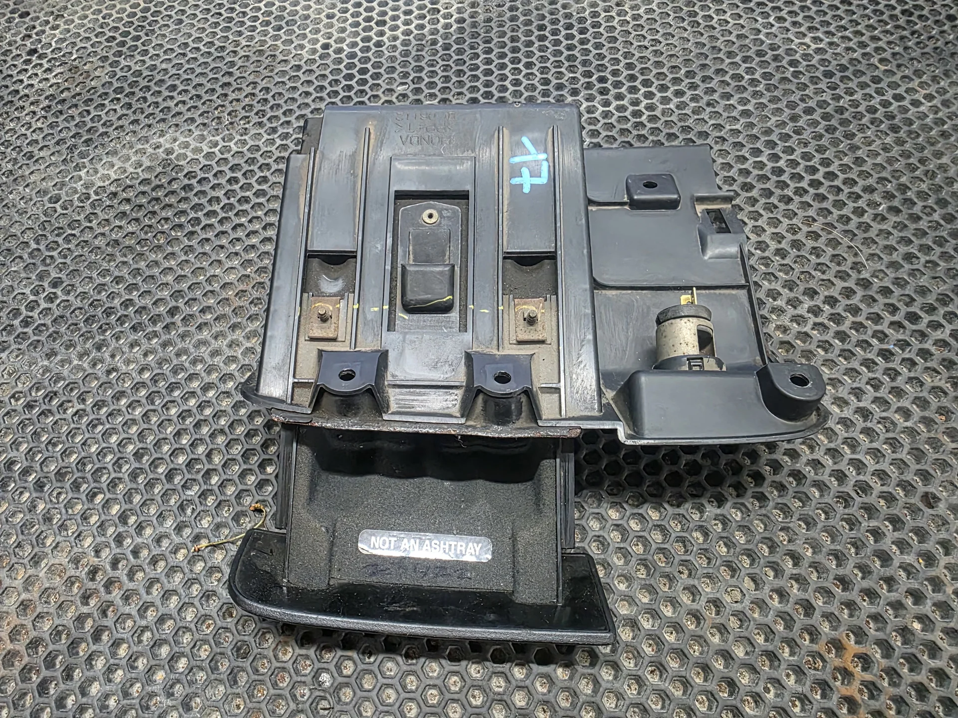 Пепельница передняя Acura MDX I (2000—2006) 3.5 4WD AT (260 л.с.) - миниатюра 3