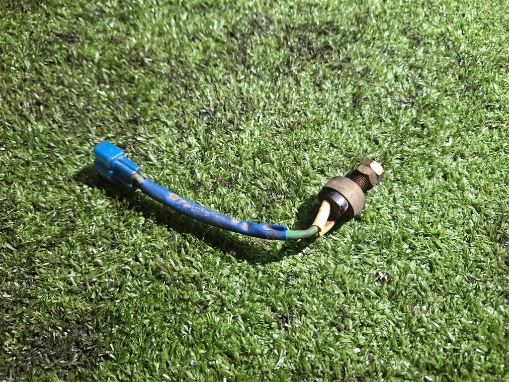 Выключатель концевой Toyota Town Ace II (1988—1993) - миниатюра 2