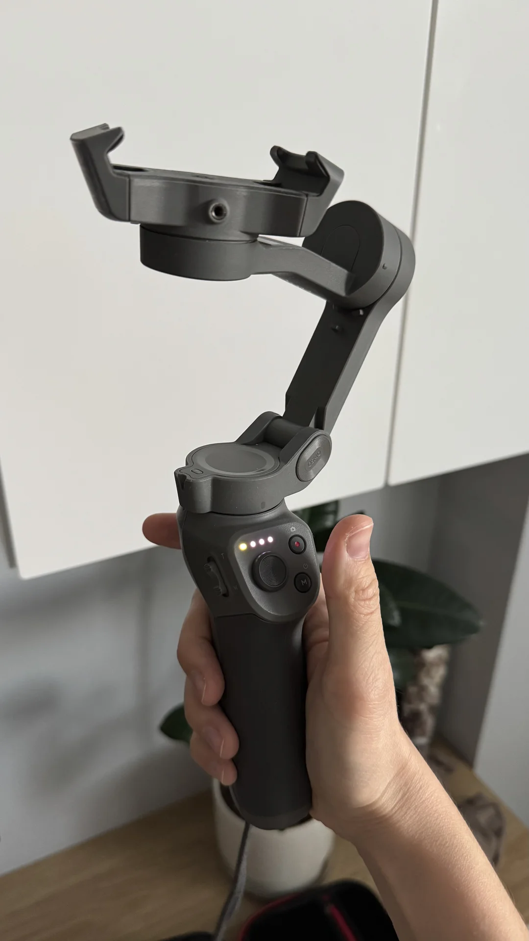 Стабилизатор для съемки dji osmo mobile 4 - миниатюра 3