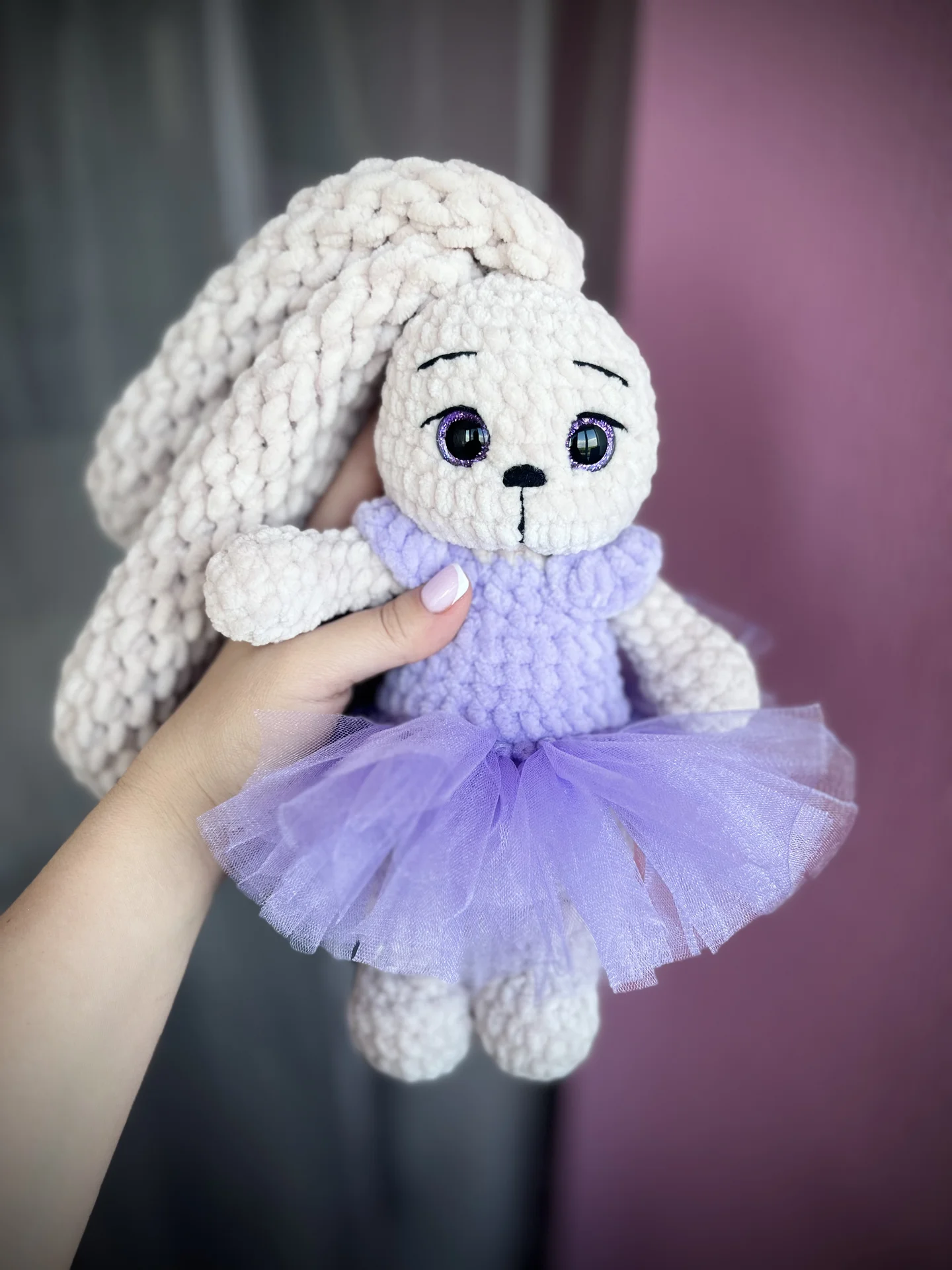 Вязаная игрушка зайка в платье