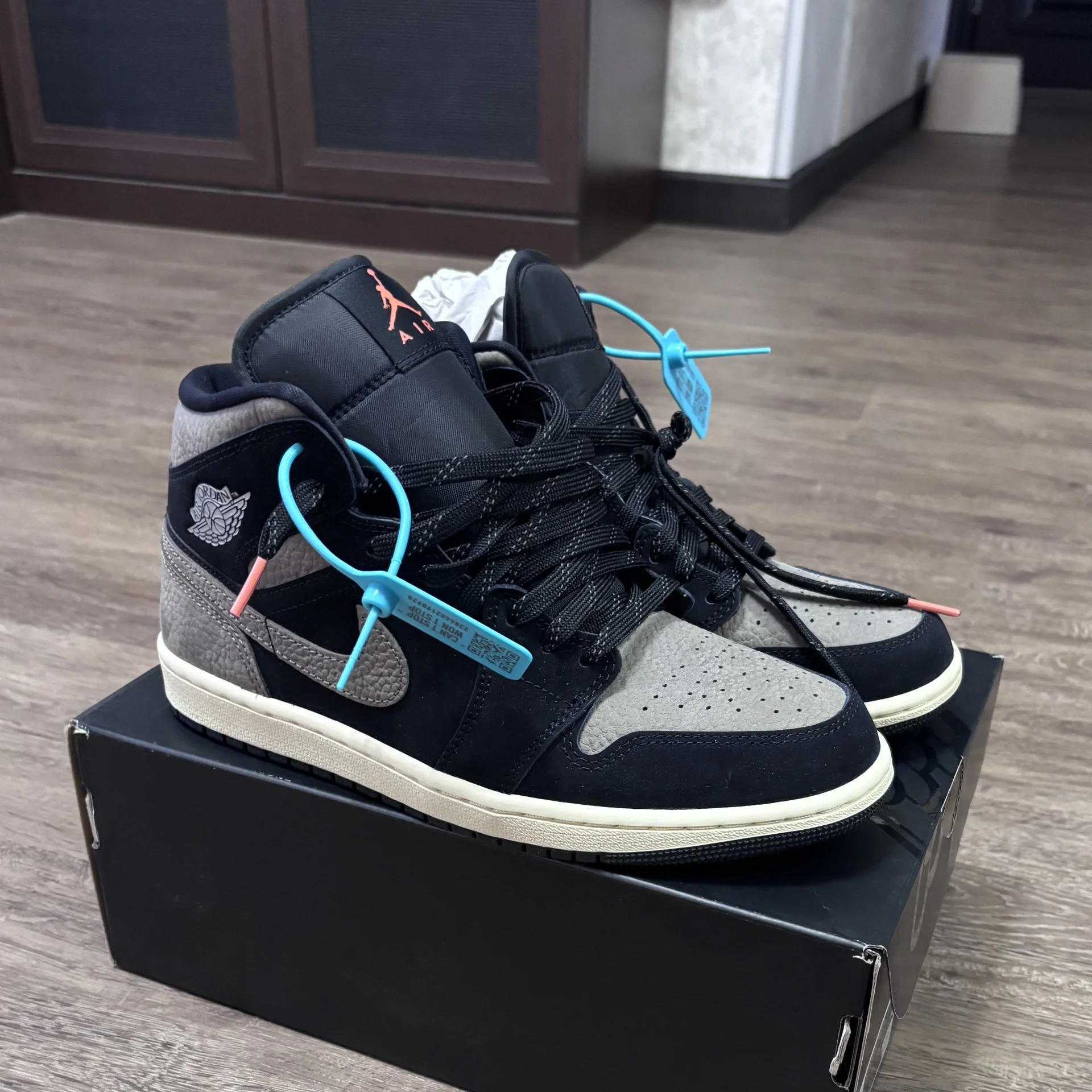 Nike Air Jordan 1 mid SE Inside Out оригинал
