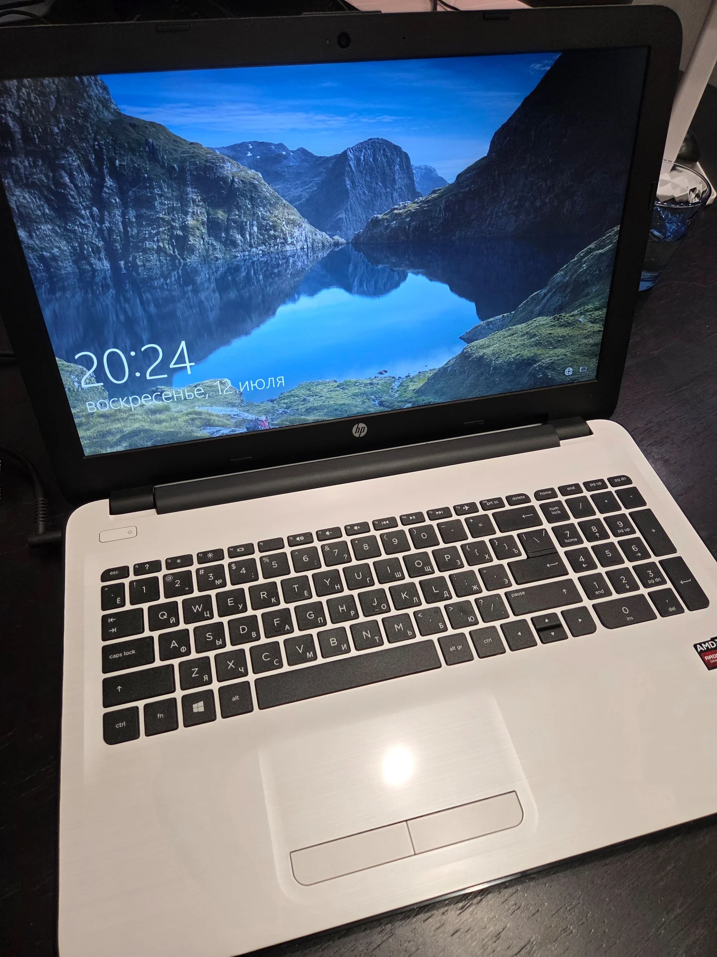 Ноутбук HP 15-ba568ur белый - миниатюра 3