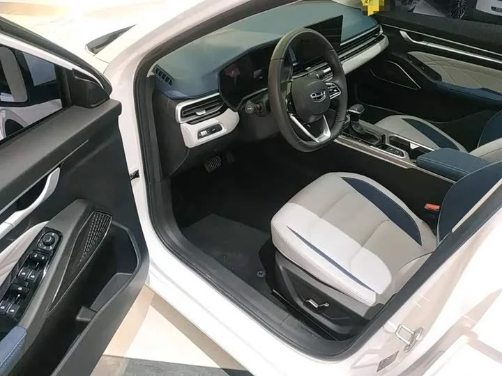Автомобиль Geely Emgrand 4th Generation 1.5L CVT Flagship Model - миниатюра 9