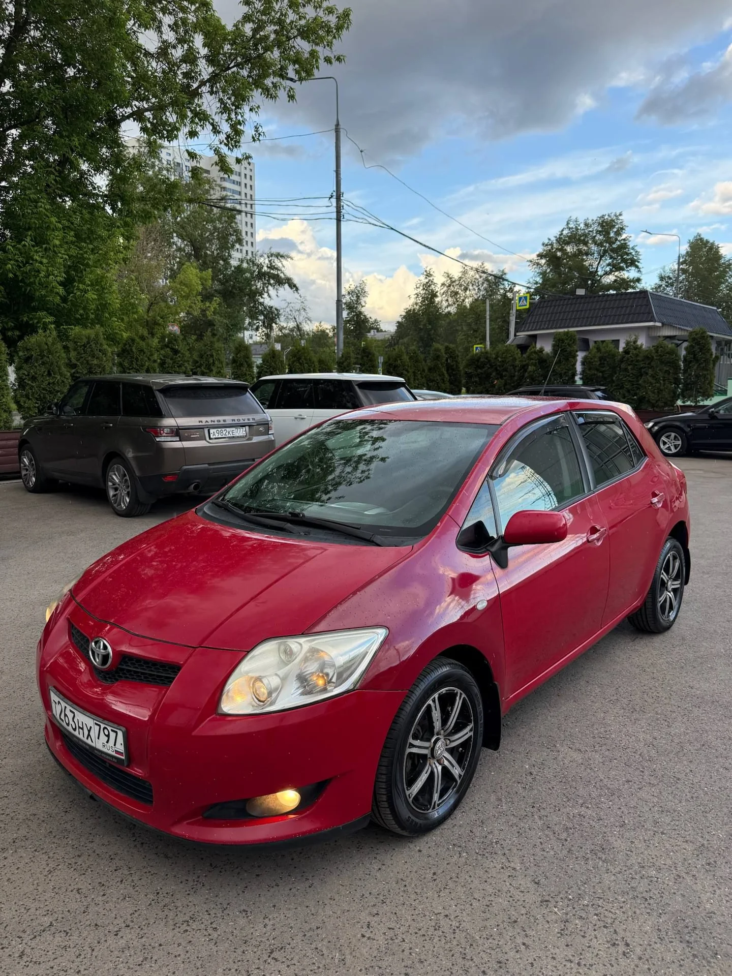 Автомобиль Toyota Auris - миниатюра 2