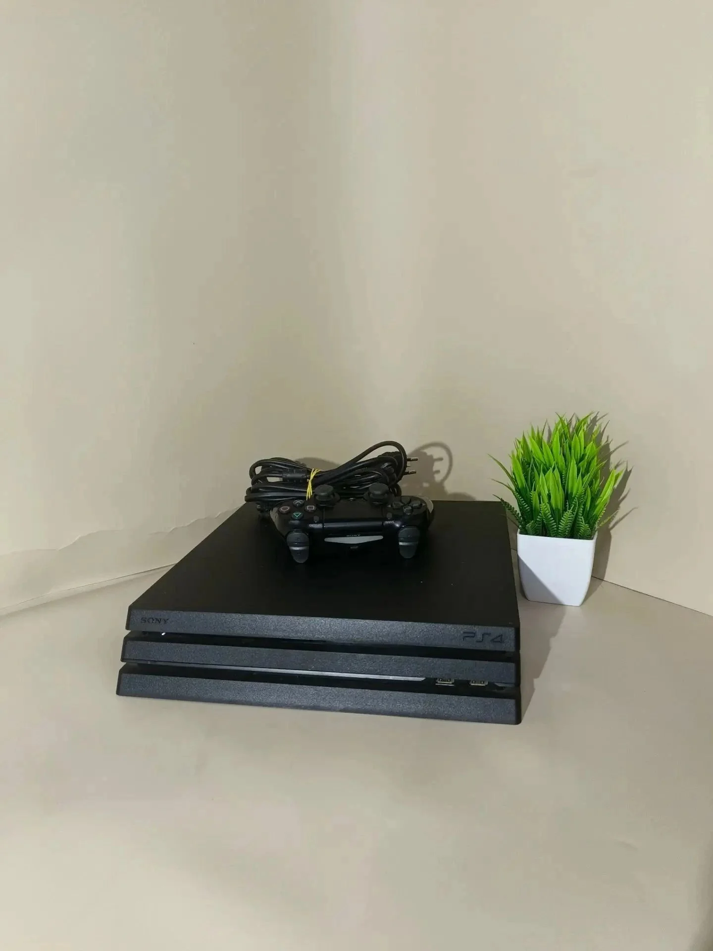 Игровая приставка Sony PS4 Pro 1 ТБ - изображение 1