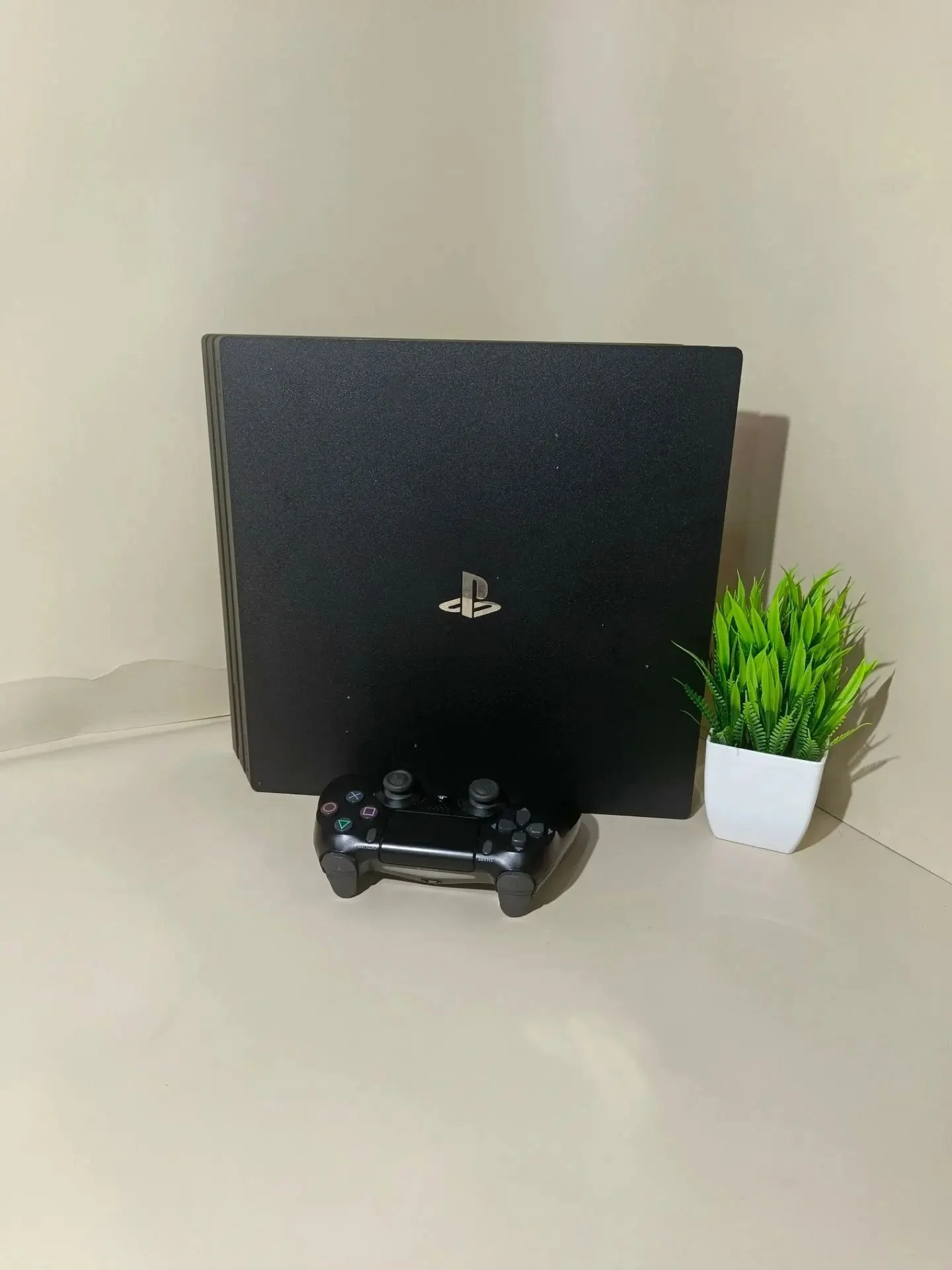 Игровая приставка Sony PS4 Pro 1 ТБ - миниатюра 2
