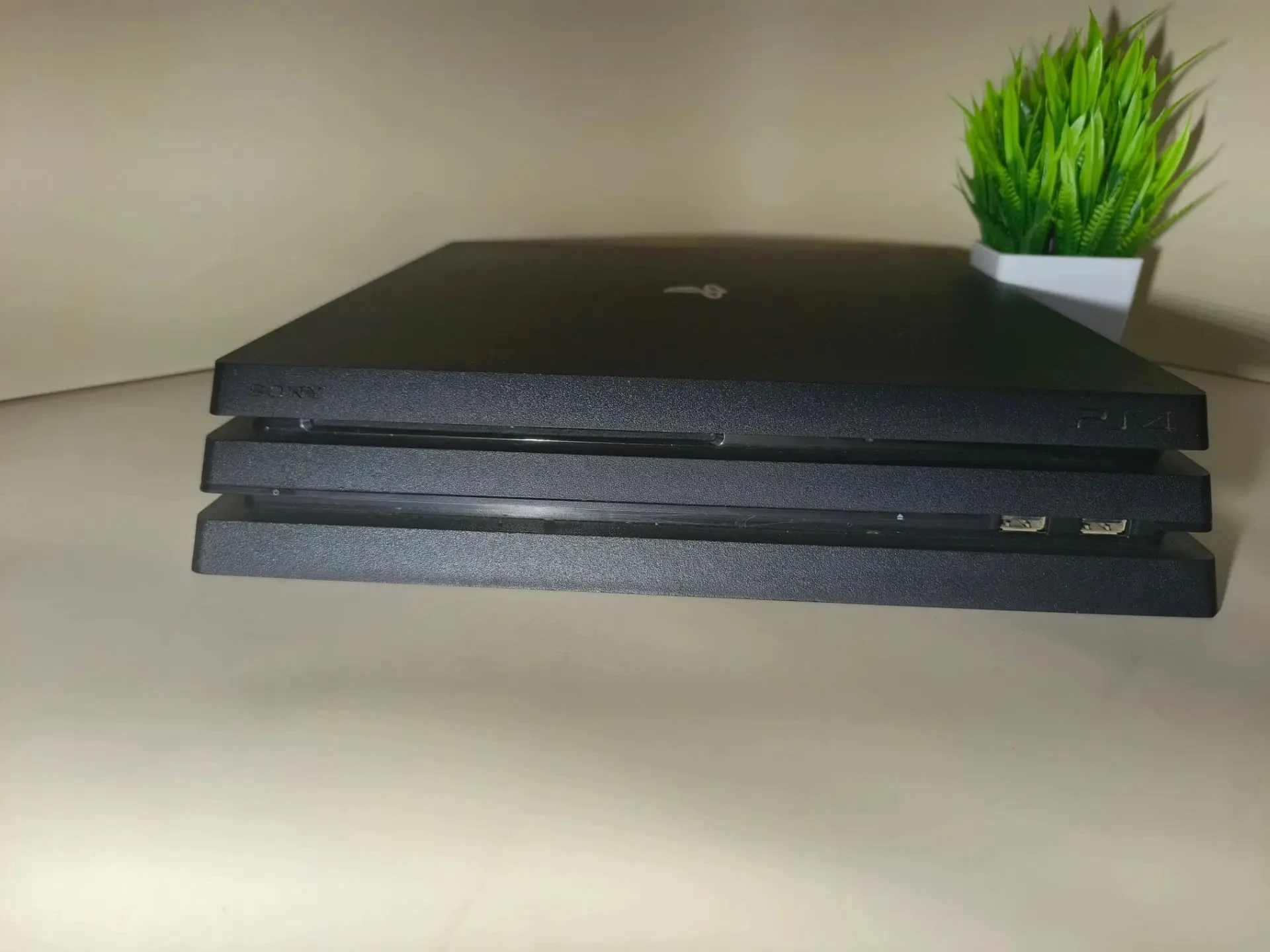 Игровая приставка Sony PS4 Pro 1 ТБ - миниатюра 4