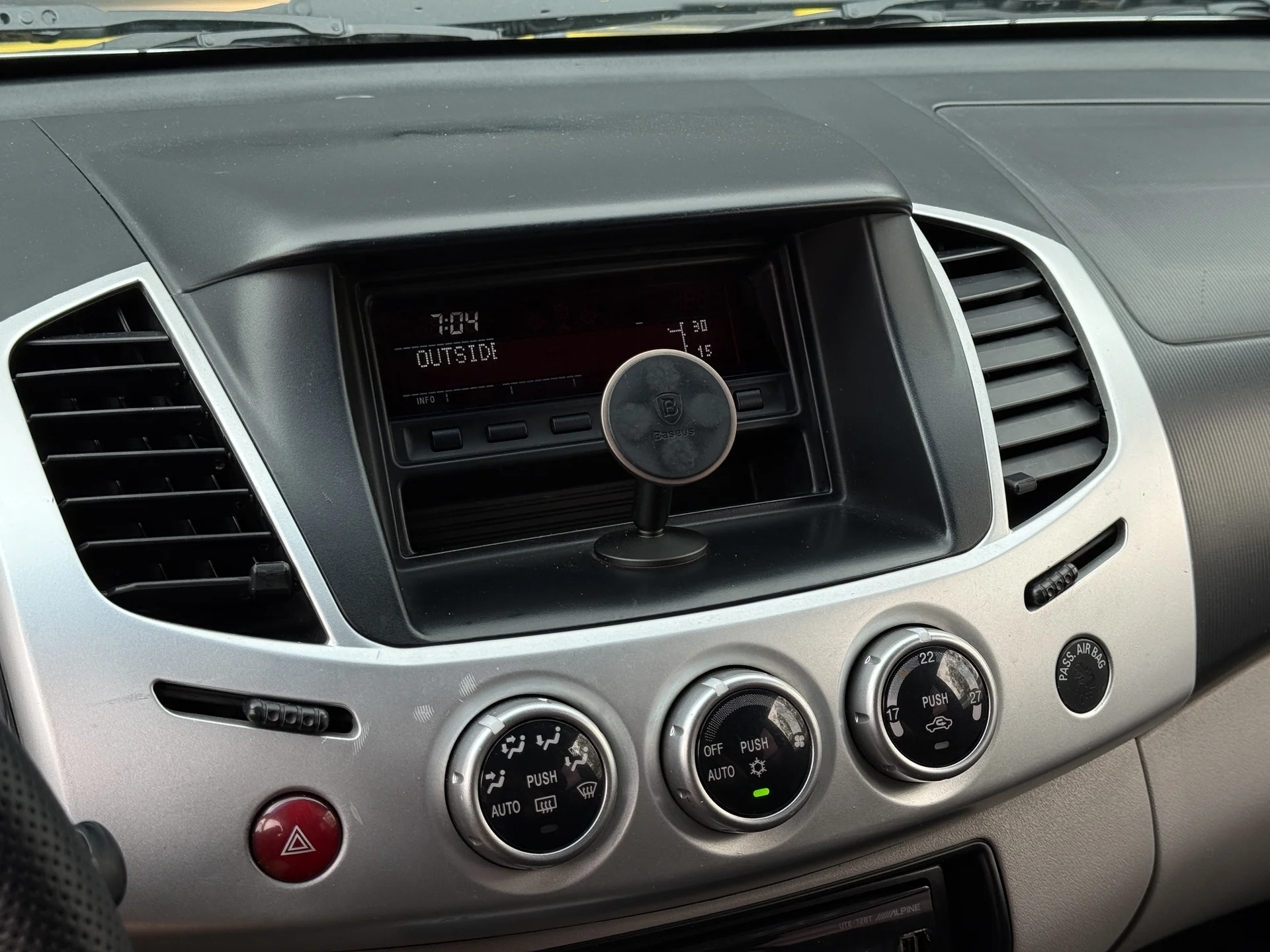 Mitsubishi L200 2012 - миниатюра 10
