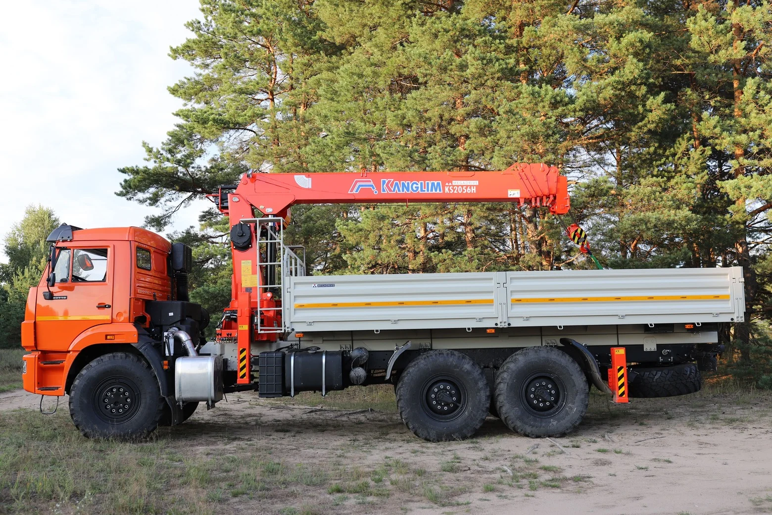 Манипулятор Kanglim KS 2057 на шасси 6х6 КАМАЗ 43118 - миниатюра 3