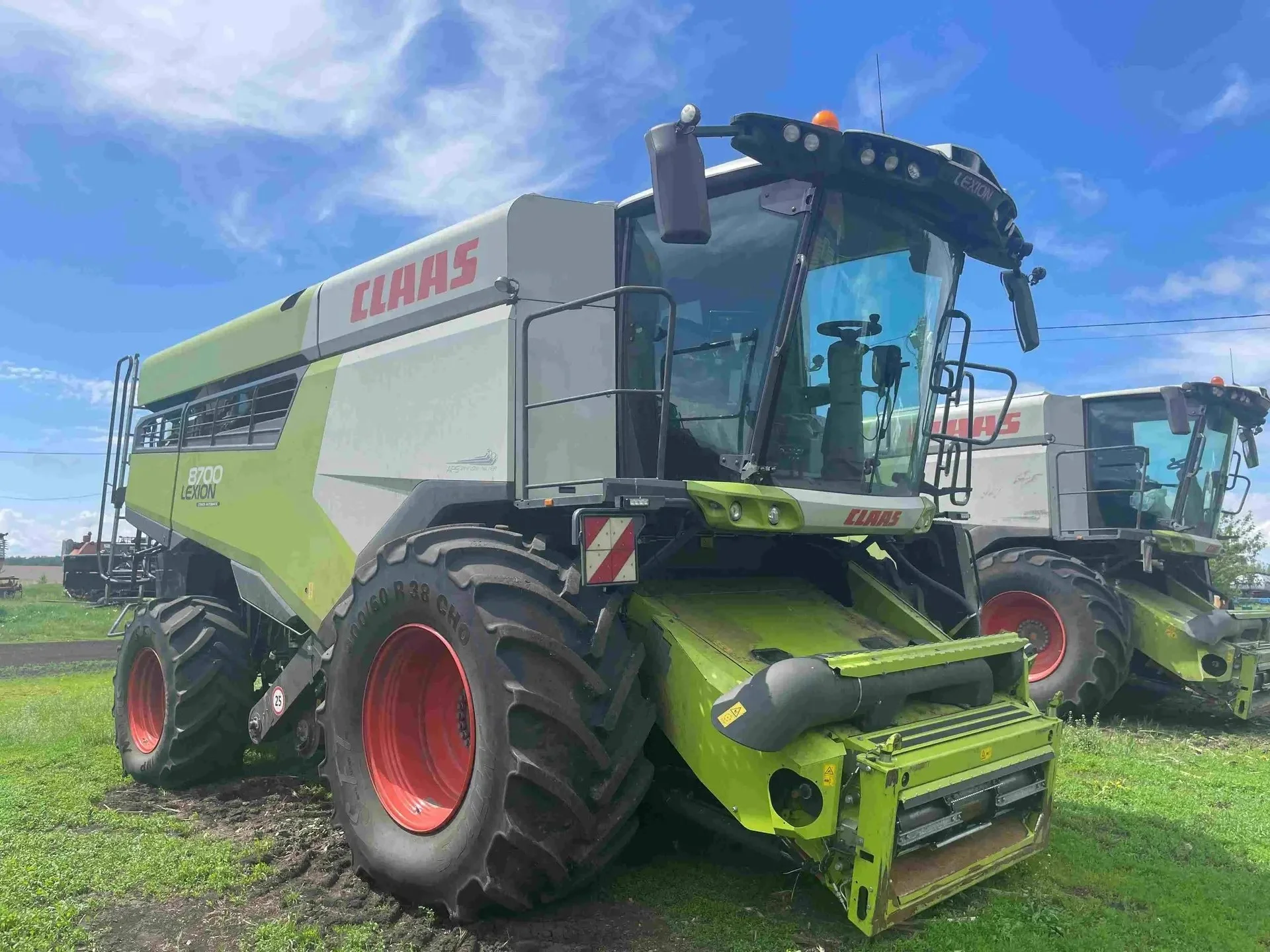 Зерноуборочный комбайн Claas Lexion 8700 - миниатюра 2