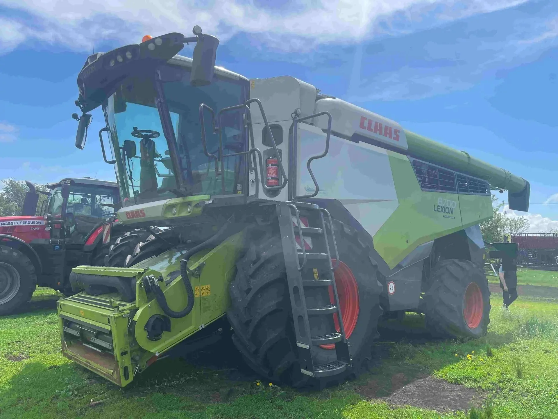 Зерноуборочный комбайн Claas Lexion 8700 - миниатюра 3