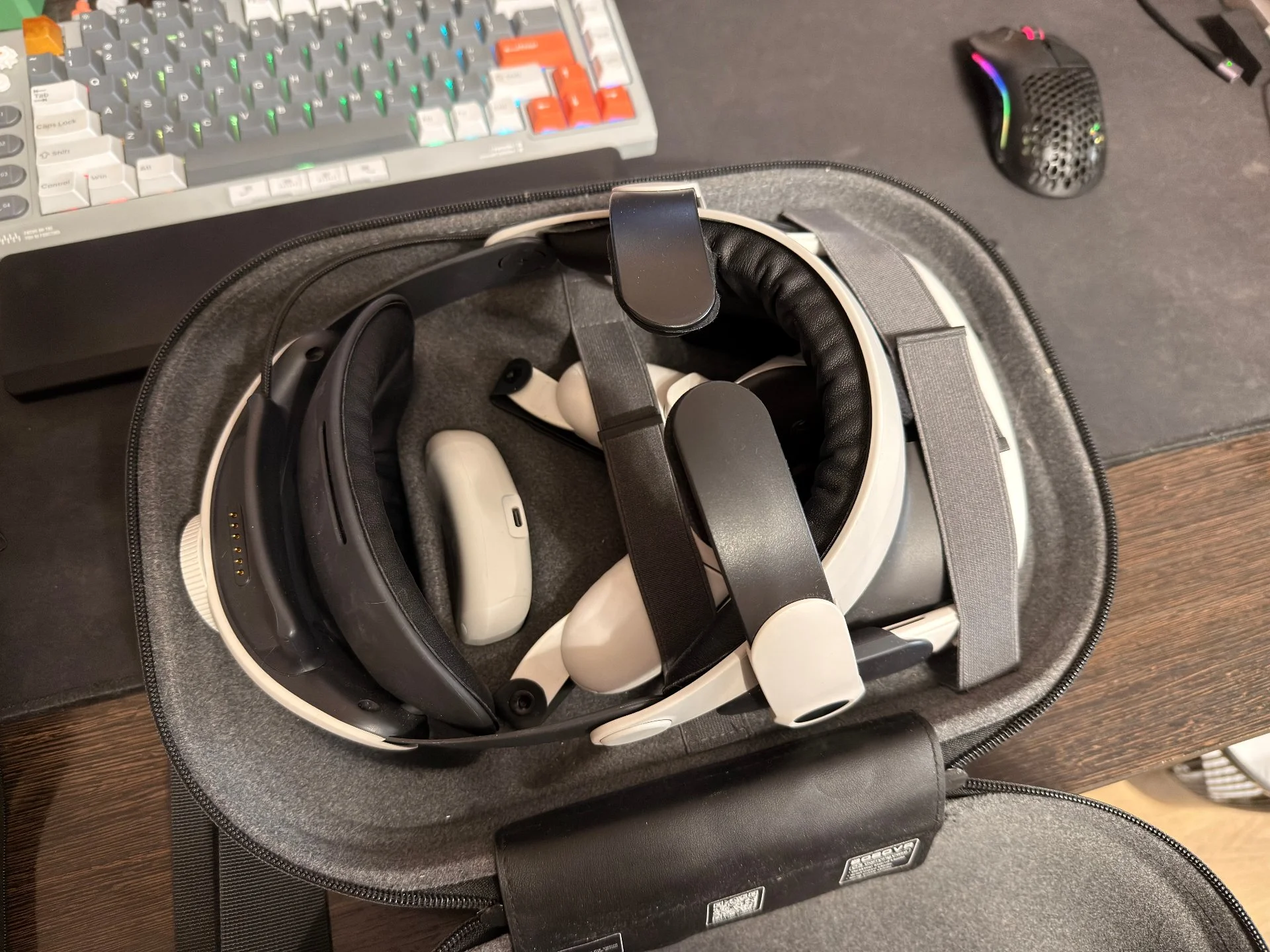 Meta Quest 3 (128 Gb) + BoboVR комплект - миниатюра 2