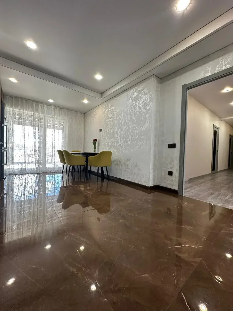 дом 335 кв.м., 5,5 соток - изображение 1