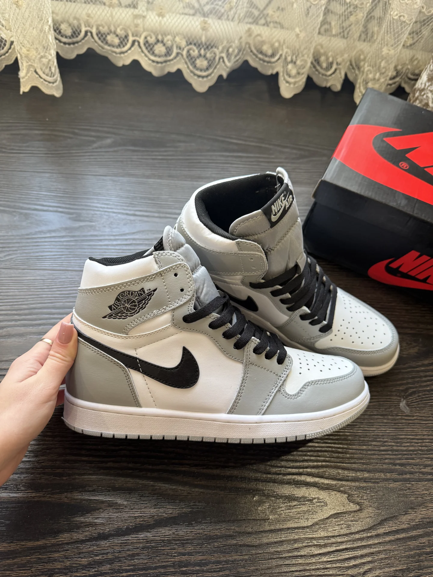 Кроссовки nike air jordan бело-серые - миниатюра 2