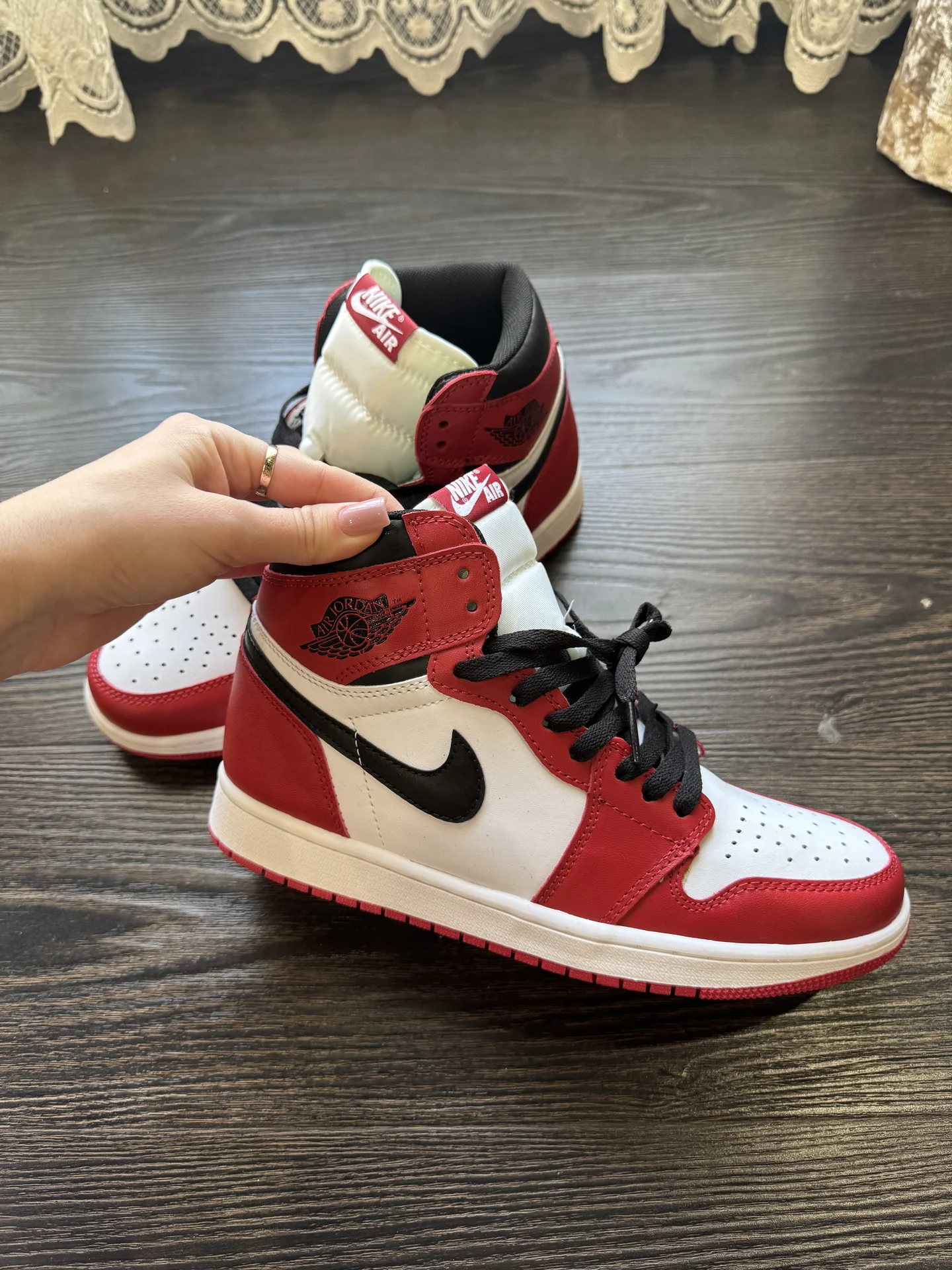Кроссовки nike air jordan красно-белые - изображение 1