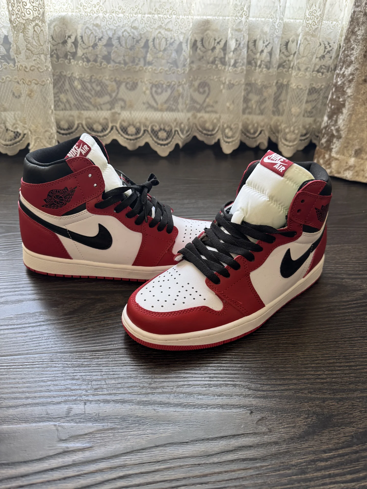 Кроссовки nike air jordan красно-белые - миниатюра 2