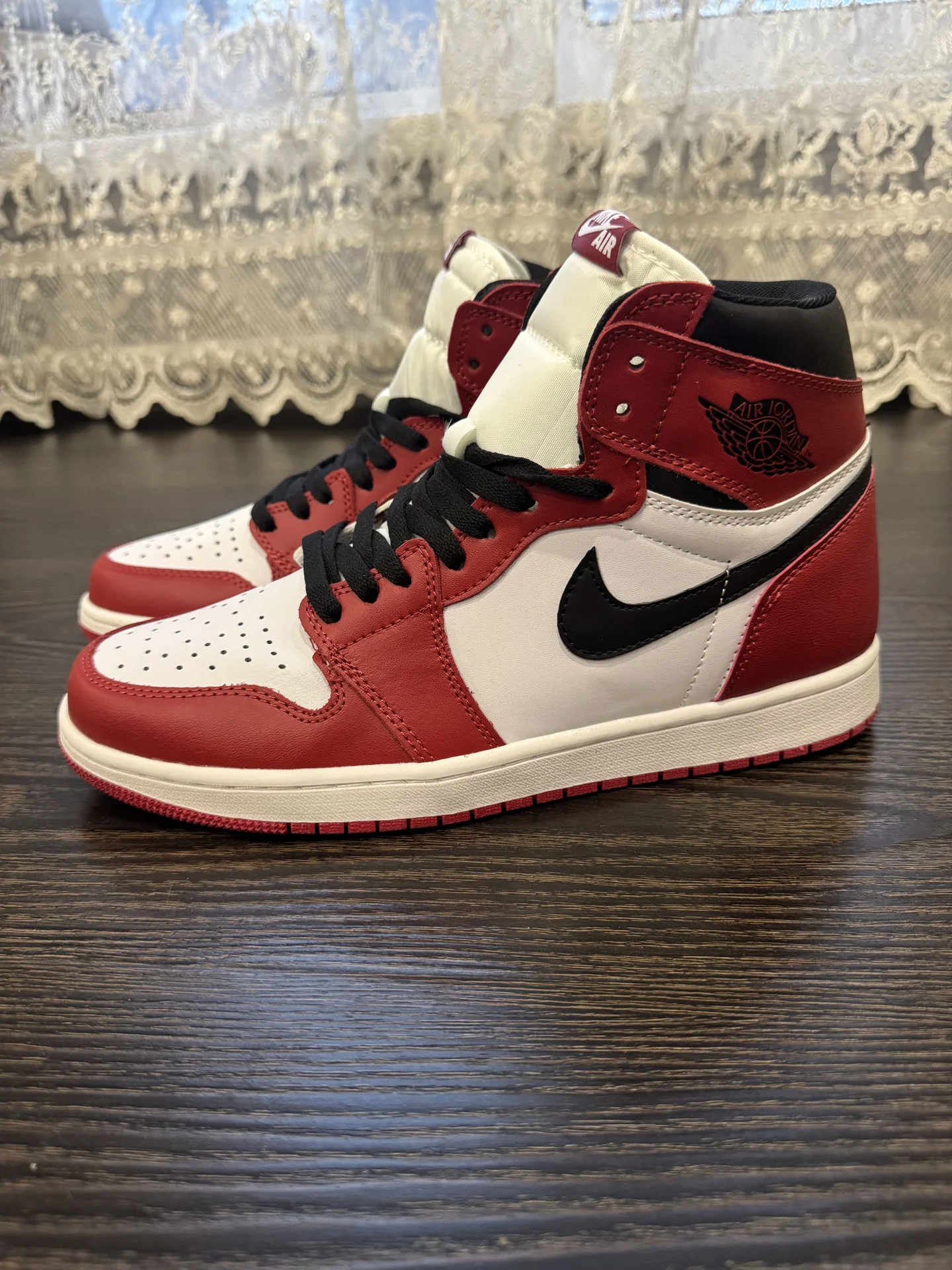 Кроссовки nike air jordan красно-белые - миниатюра 3