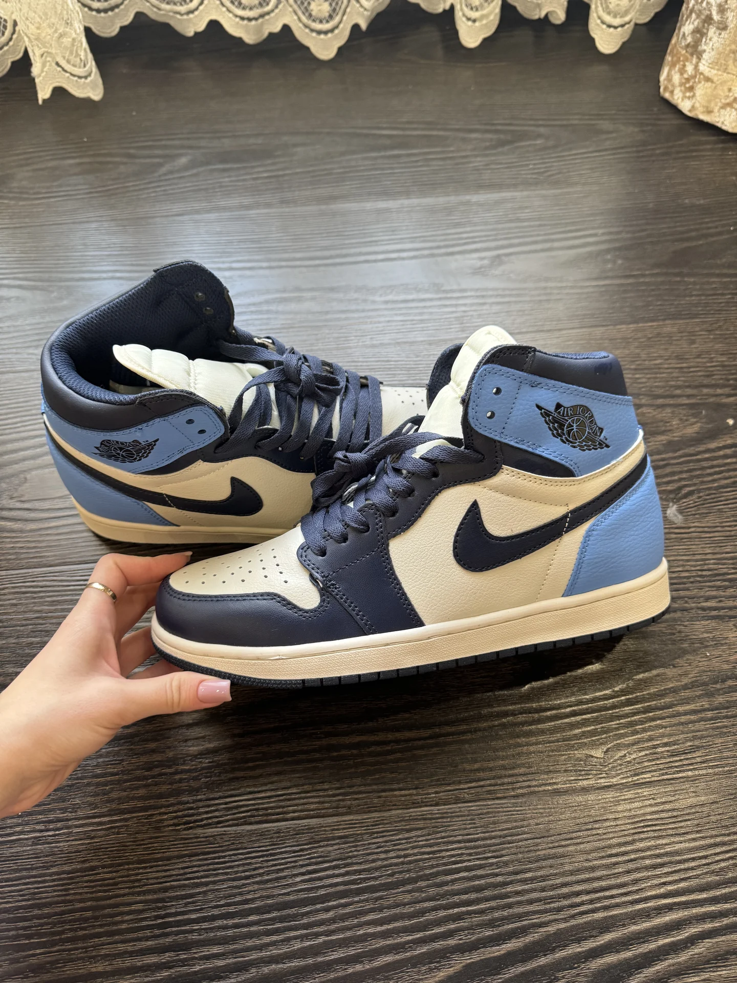Кроссовки nike air jordan 1 retro бело-синие