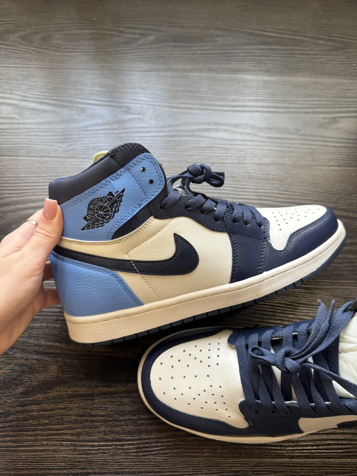 Кроссовки nike air jordan 1 retro бело-синие - миниатюра 2