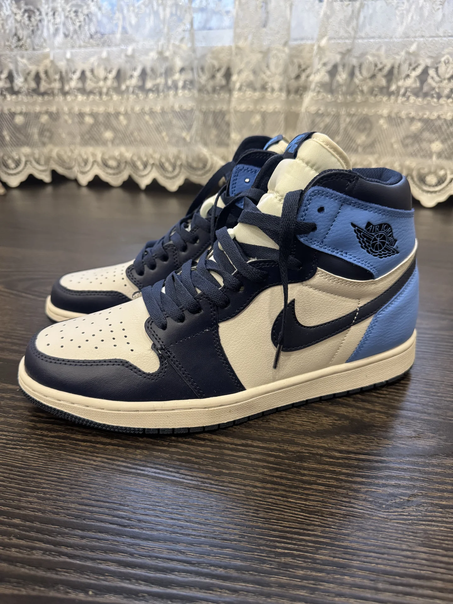 Кроссовки nike air jordan 1 retro бело-синие - миниатюра 3