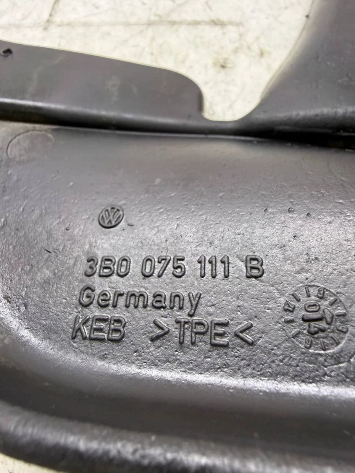 Брызговик передний правый Volkswagen Passat B5 рестайлинг (2000—2005) - миниатюра 3
