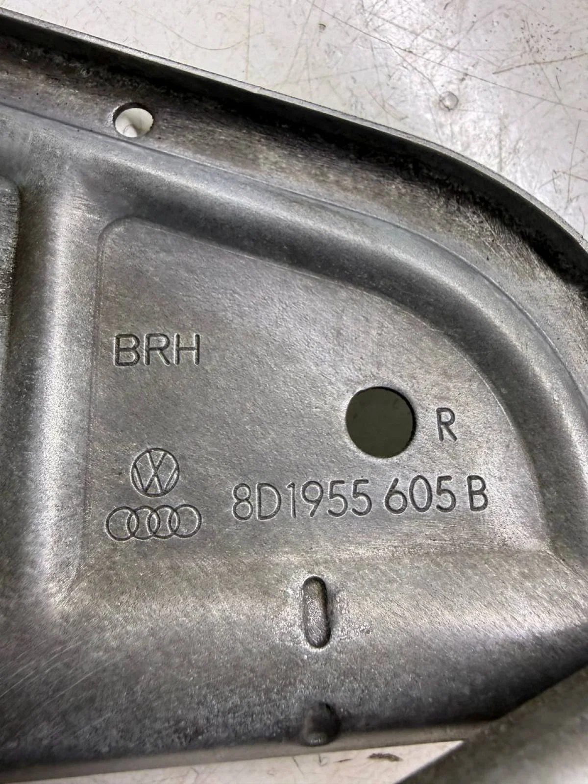 Трапеция стеклоочистителей Volkswagen Passat B5 рестайлинг (2000—2005) - миниатюра 5