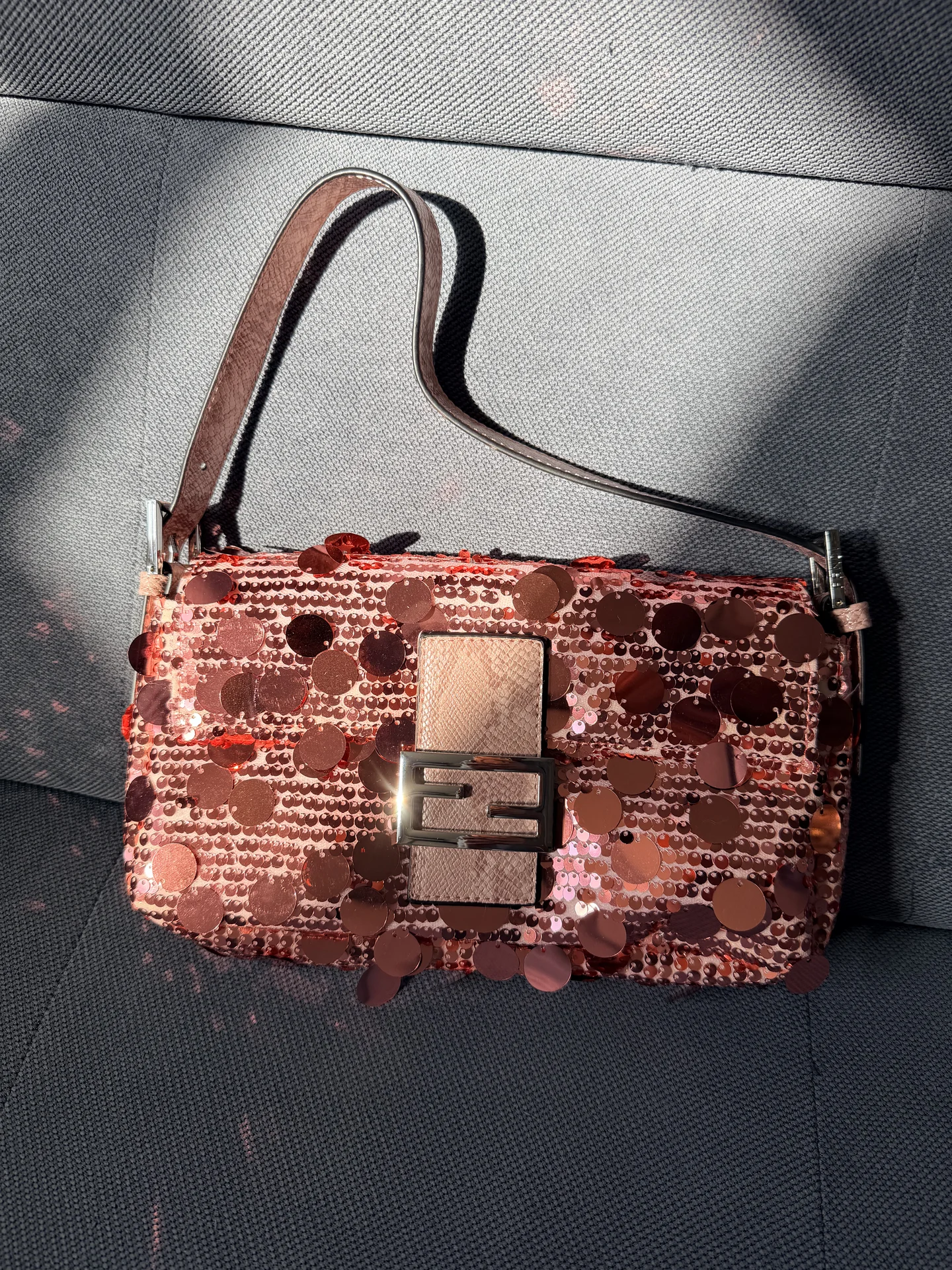 Сумка багет с пайетками Fendi - миниатюра 2