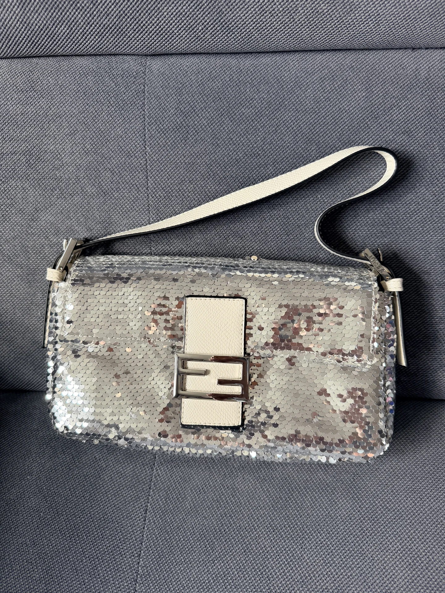 Сумка багет с пайетками Fendi - миниатюра 6