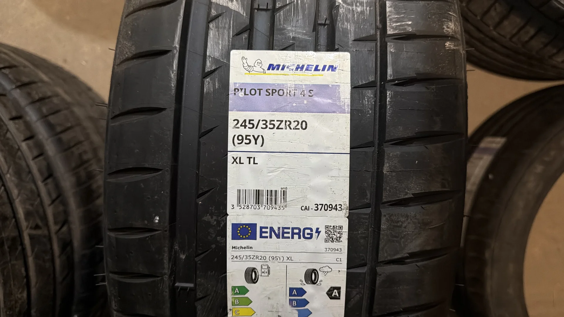MICHELIN Pilot Sport 4 S 245/35 R20 и 275/30 R20 9