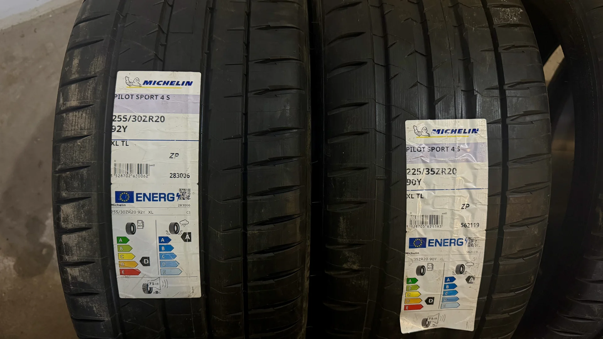 Michelin Pilot Sport 4 S 225/35 R20 и 255/30 R20 9