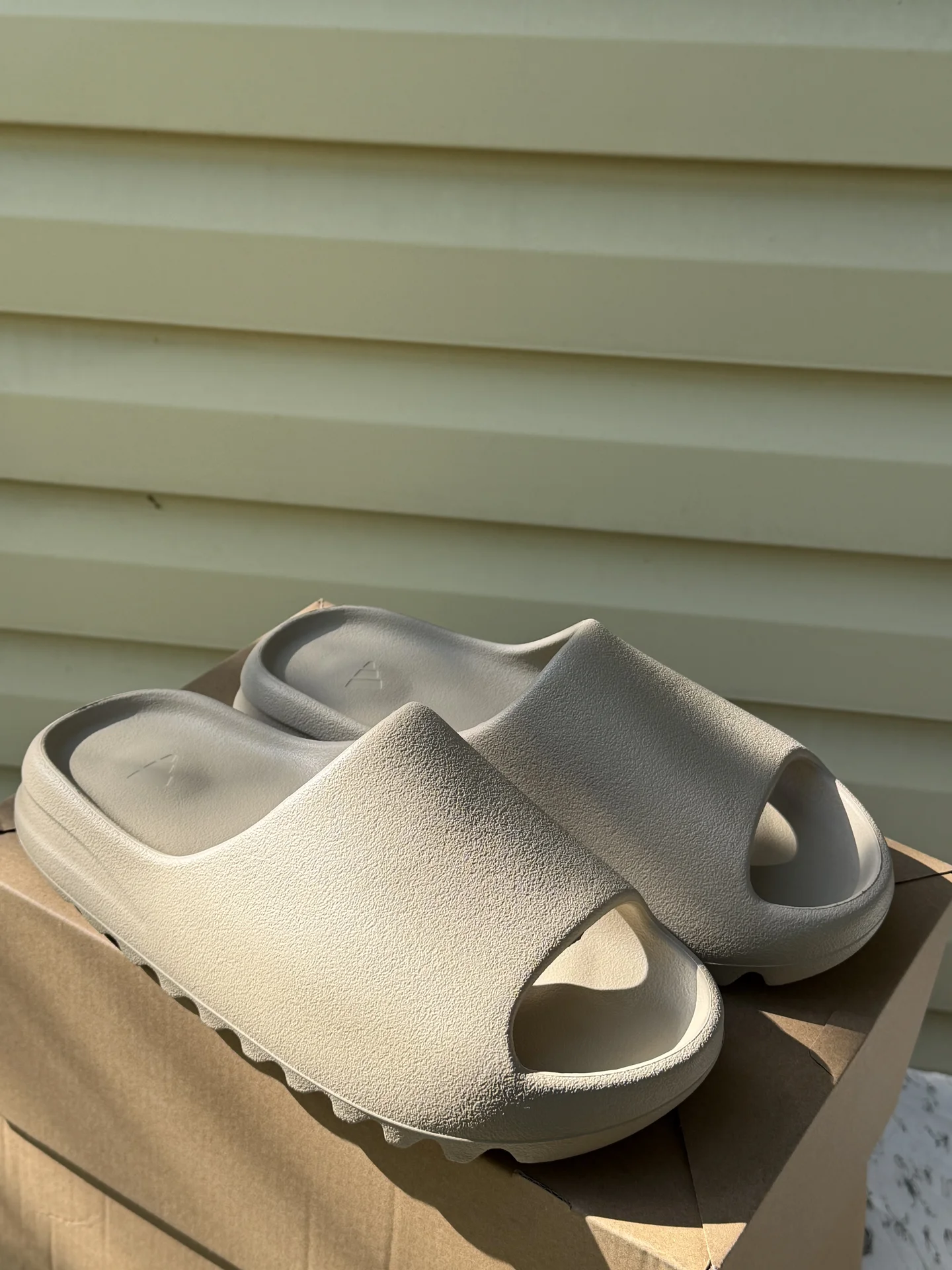 Сланцы Adidas Yeezy slide 39 - миниатюра 3
