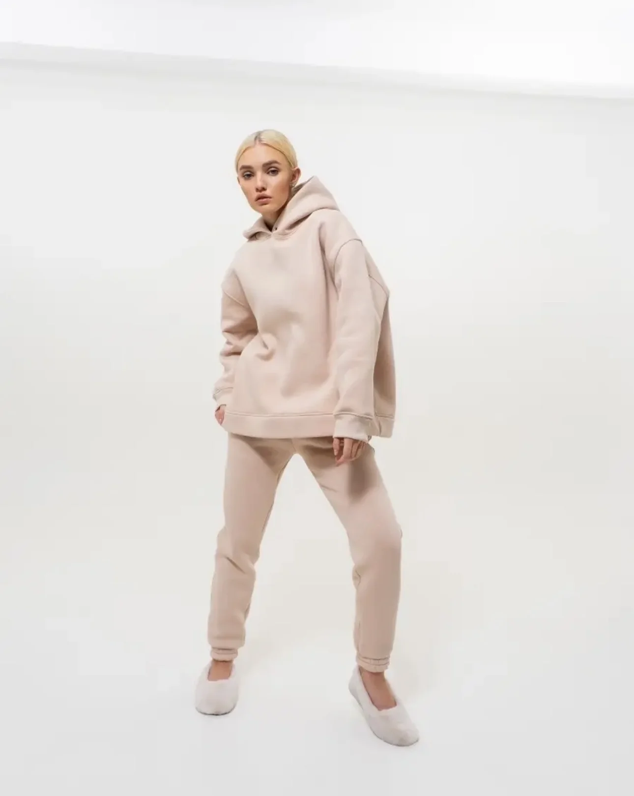 Костюм с начесом: худи oversize и джоггеры - миниатюра 4
