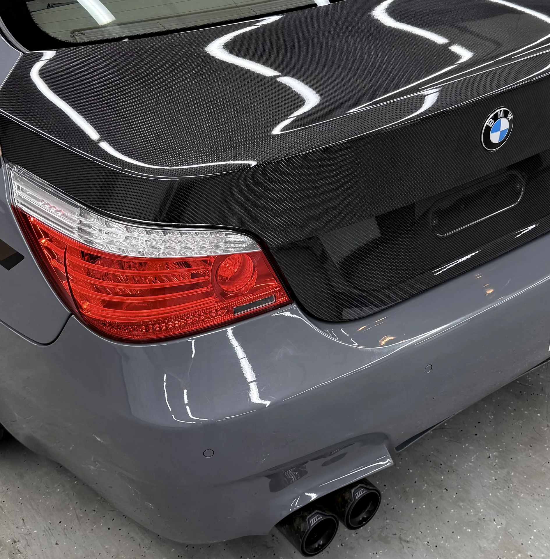 Карбоновая крышка багажника на bmw E60 - миниатюра 2