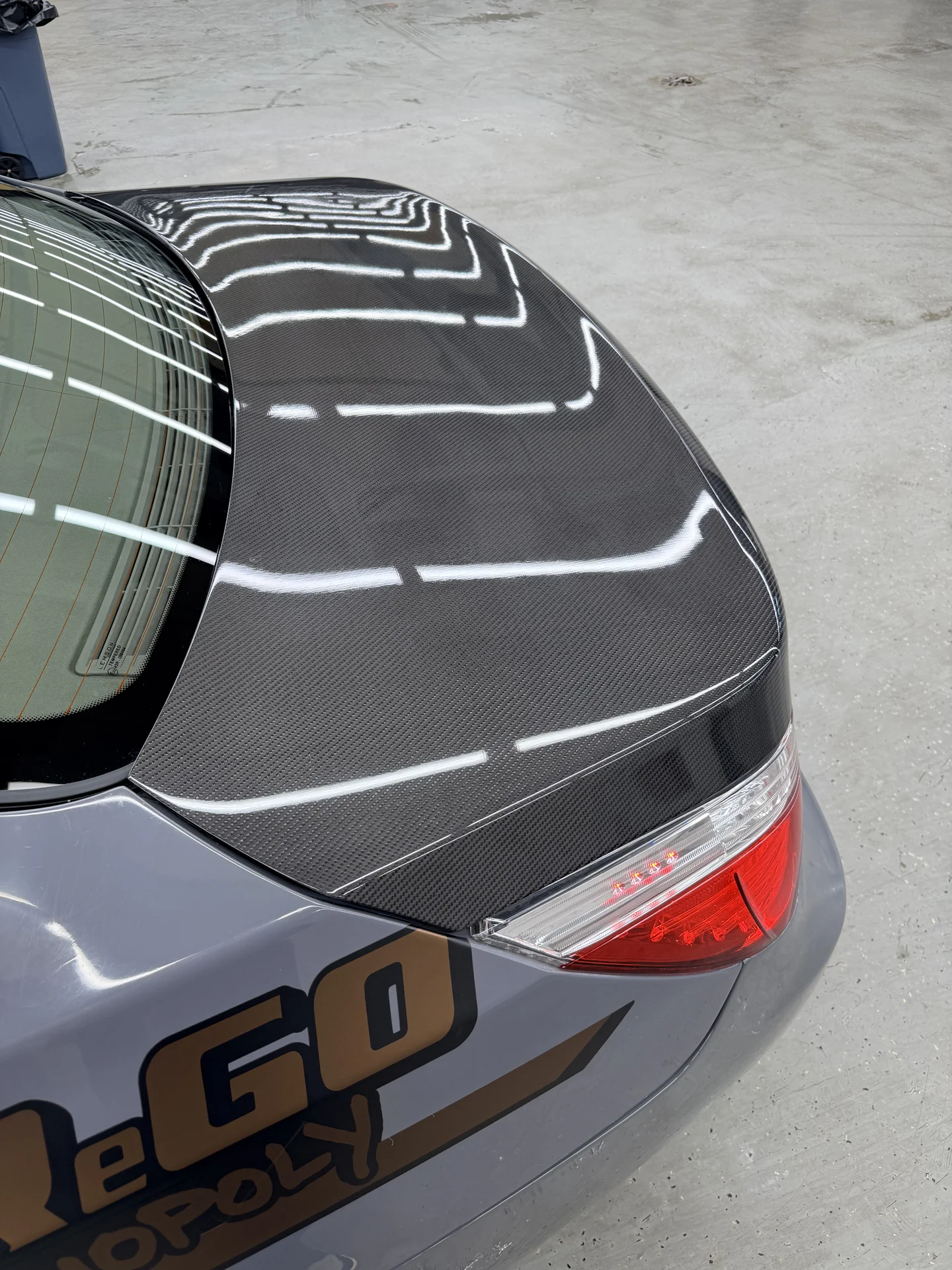 Карбоновая крышка багажника на bmw E60 - миниатюра 3