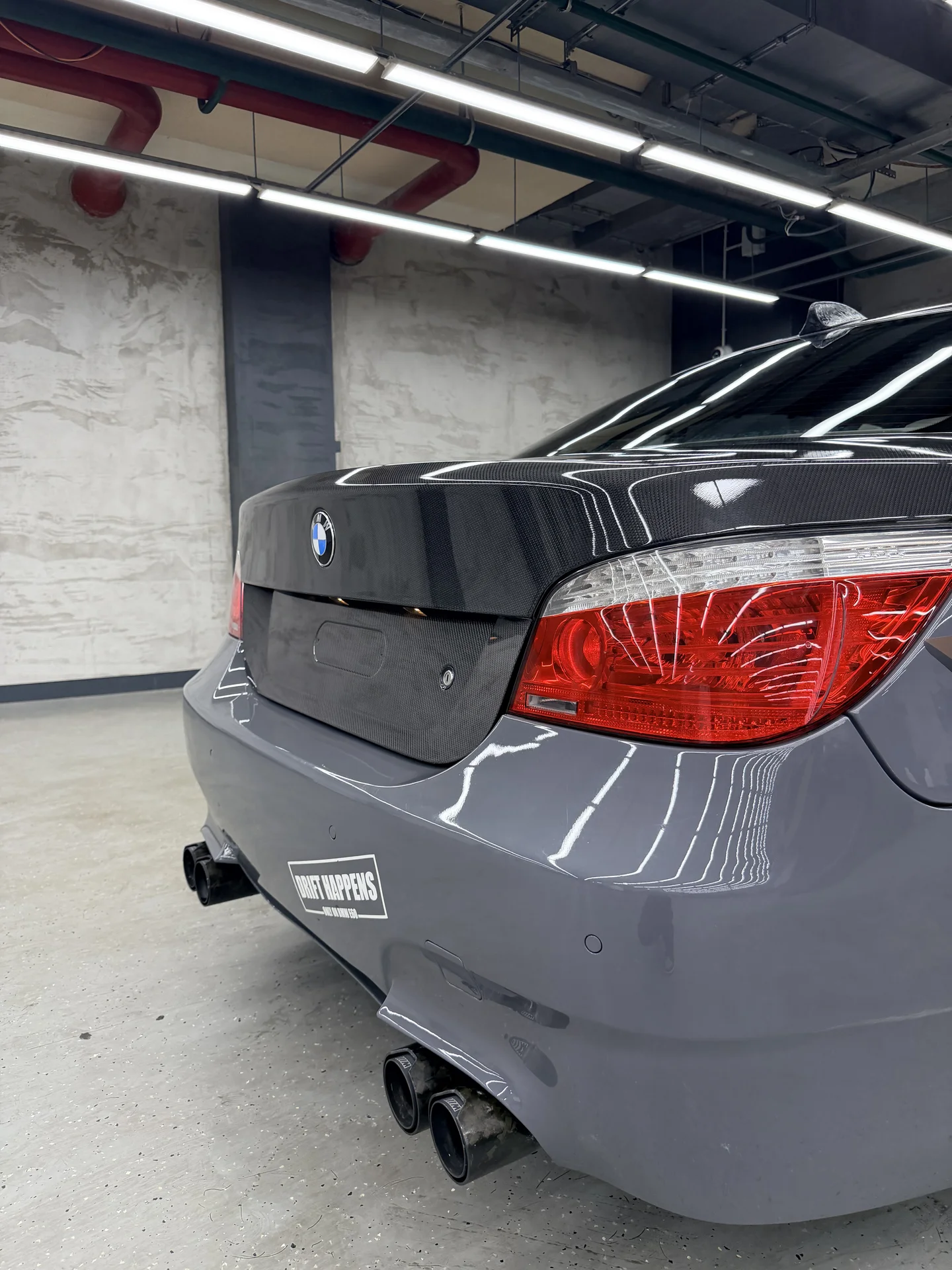 Карбоновая крышка багажника на bmw E60 - миниатюра 4